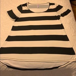 Lularoe classic tee.